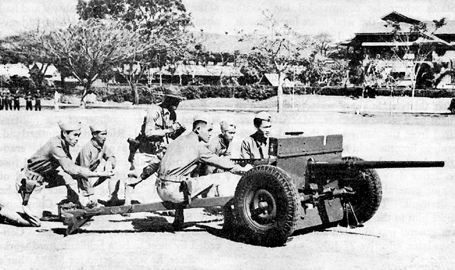 Wikipedia photo of Fort McKinley Philippine Scouts with 37mm Antitank Gun US Army